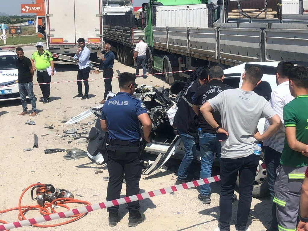 Denizli'de Feci Kaza; Tıra Ok Gibi Saplandı: 1 Ölü 1 Yaralı...