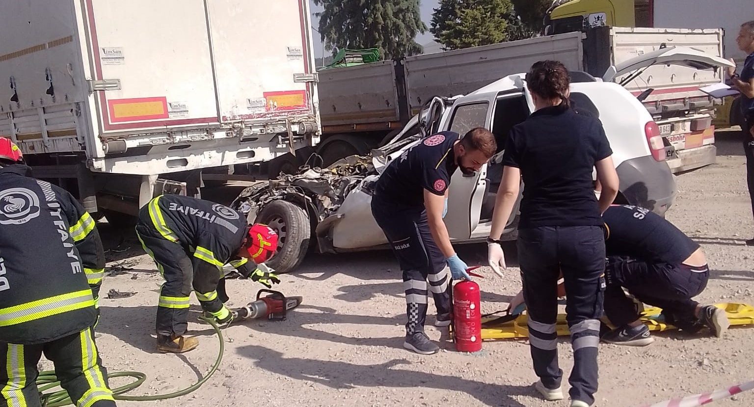 Denizli’de Feci Kaza; Tıra Ok Gibi Saplandı: 1 Ölü 1 Yaralı…