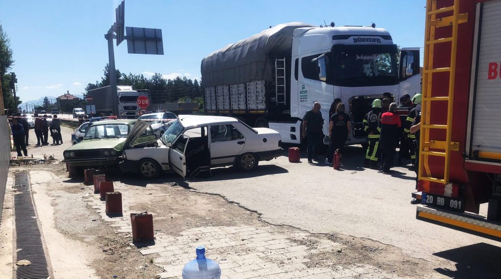 Denizli-Bozkurt'ta Tır Otomobili Biçti: 1 Ölü 1 Yaralı...