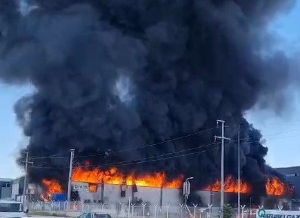 Denizli'de Geri Dönüşüm Fabrikasında Çıkan Yangın Büyüyor...