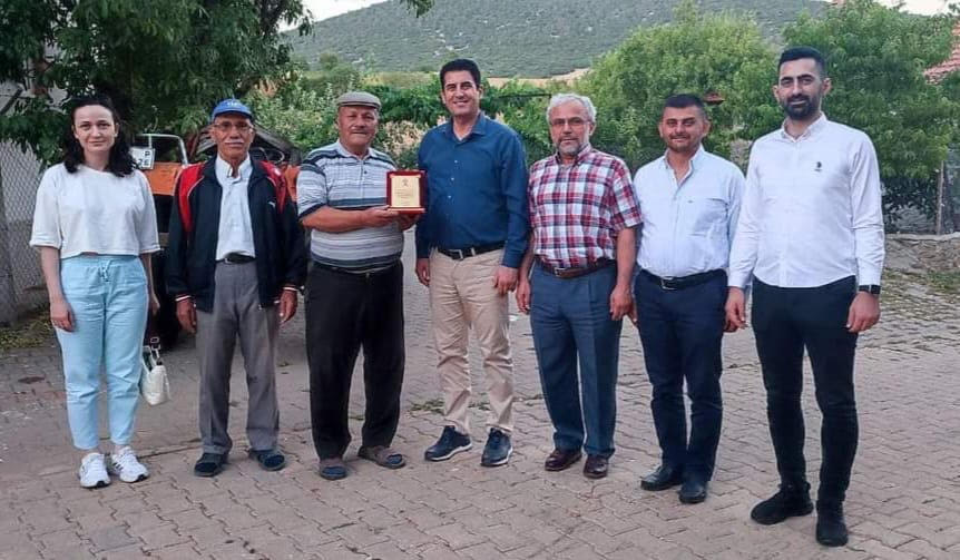 AK Parti Denizli İl Başkanı Güngör’den, Başarılı Mahalle Başkanlarına Plaket…