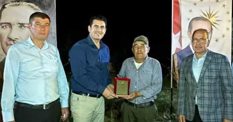 AK Parti Denizli İl Başkanı Güngör’den, Başarılı Mahalle Başkanlarına Plaket...