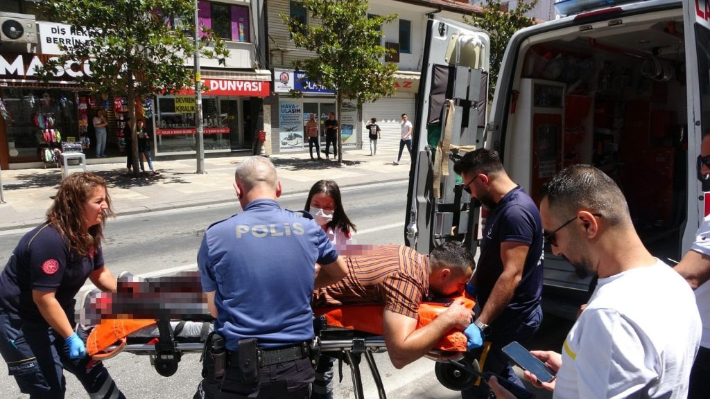 Denizli'de 6 Yerinden Bıçaklanan kişi, Polisin Yanına Kaçarak Canını Kurtardı.. .