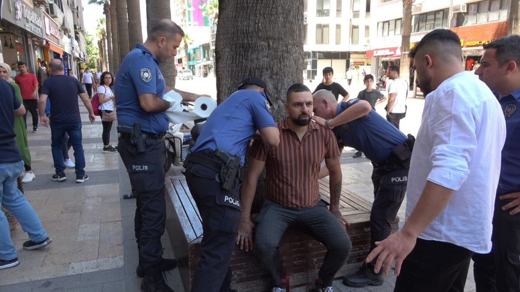 Denizli'de 6 Yerinden Bıçaklanan kişi, Polisin Yanına Kaçarak Canını Kurtardı.. .