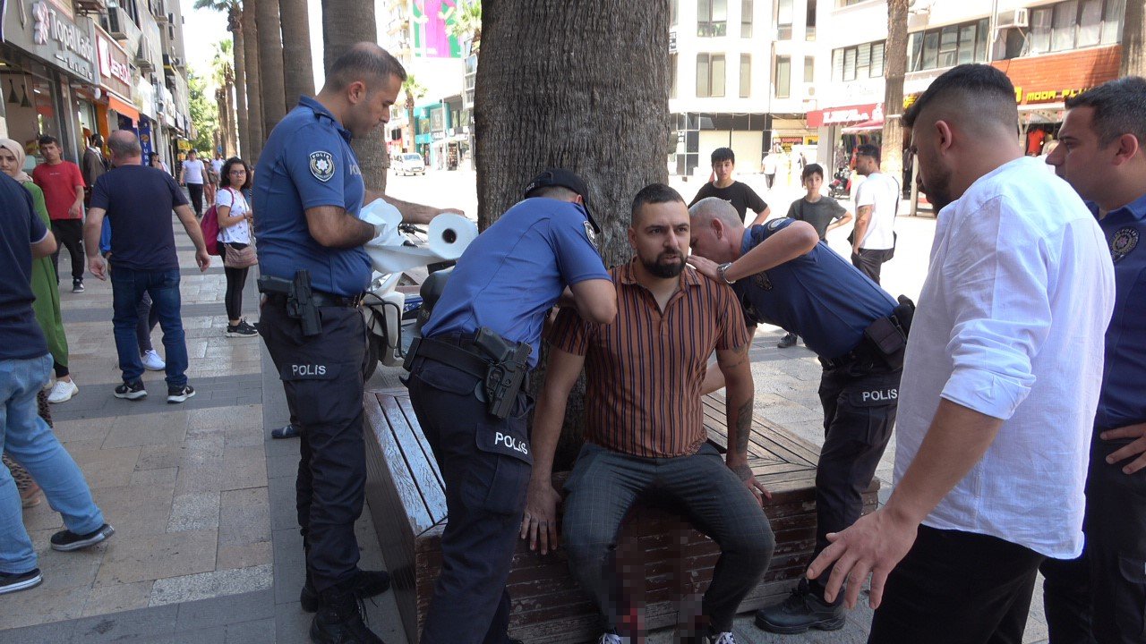 Denizli’de 6 Yerinden Bıçaklanan Kişi, Polisin Yanına Kaçarak Canını Kurtardı.. .