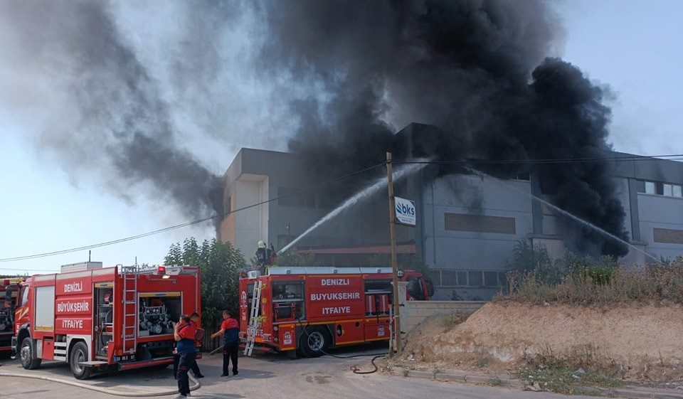 Denizli’de Tekstil Fabrikasında Çıkan Yangın Korkuttu…