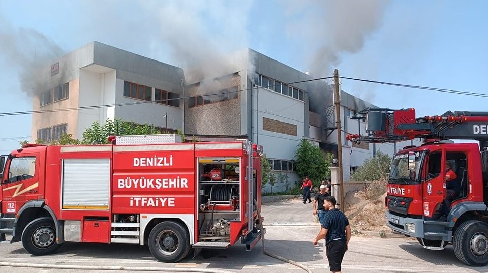 Denizli'de Tekstil Fabrikasında Çıkan Yangın Korkuttu...