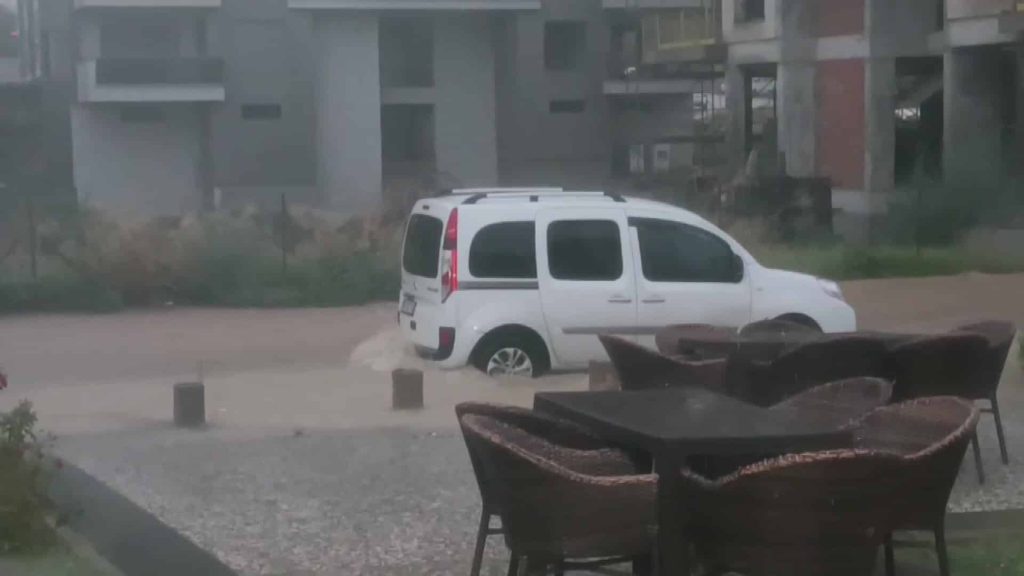 Denizli'de 1 Saat Süren Sağanak Yağmur, Su Baskınlarına Neden Oldu...