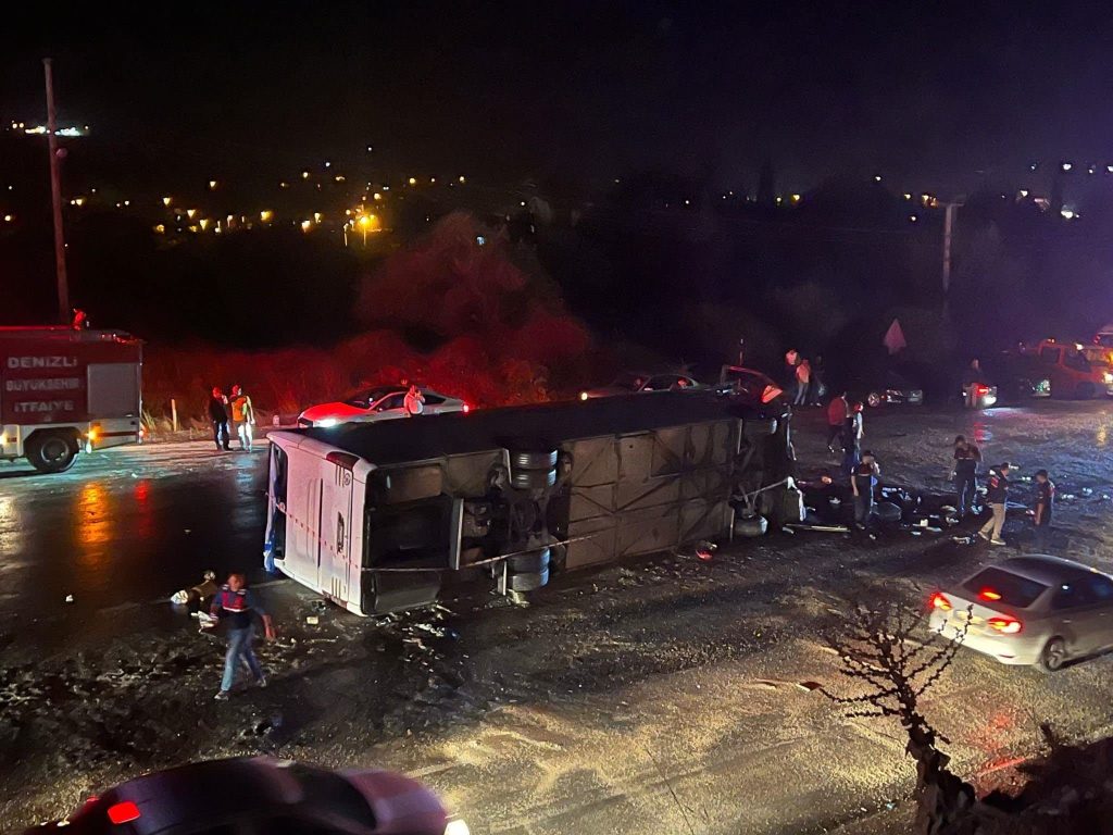 Denizli’nin Pamukkale ilçesinde otobüs, minibüs ve 5 ayrı aracın karıştığı zincirleme trafik kazasında ilk belirlemelere göre 3 kişi öldü, 50 kişi yaralandı.

Kazada, saat 20.45 sıralarında Denizli-Antalya karayolu Cankurtaran Kavşağı yakınlarında meydana geldi. Edinilen bilgiye göre, Muğla turundan Afyon’un Sandıklı ilçesine dönen kafileyi taşıyan otobüs, ilçe minibüsü ve 5 ayrı aracın karıştığı zincirleme trafik kazasında ilk belirlemelere göre 3 kişi öldü, 50 kişi yaralandı. Yaralıların yola savrulduğu kazada can pazarı yaşandı. Ekipler, yaralıları kurtarmak ve hastanelere yetiştirebilmek için zamana karşı mücadele verdi.