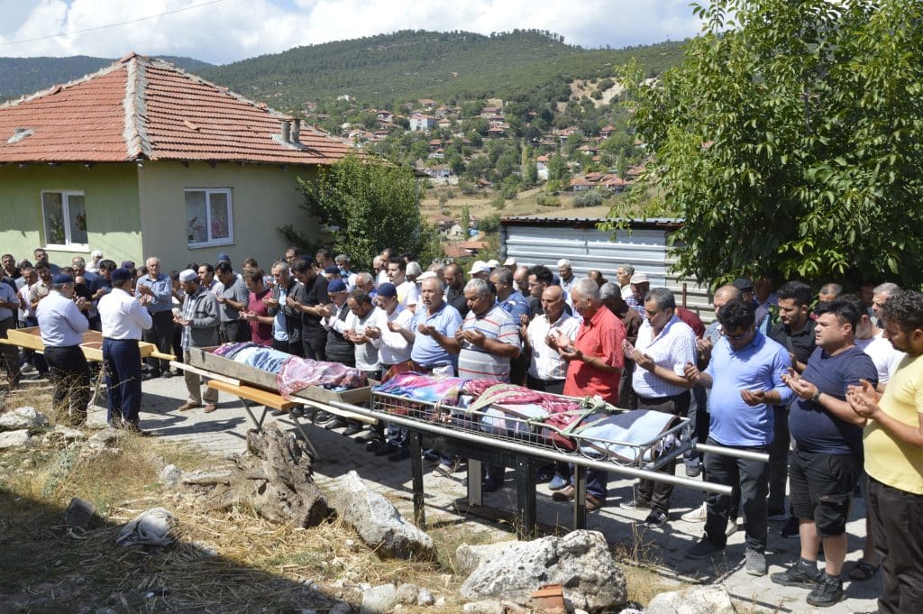 Denizli'deki 2'si Çocuk 4 Kaza Kurbanı, Toprağa Verildi...