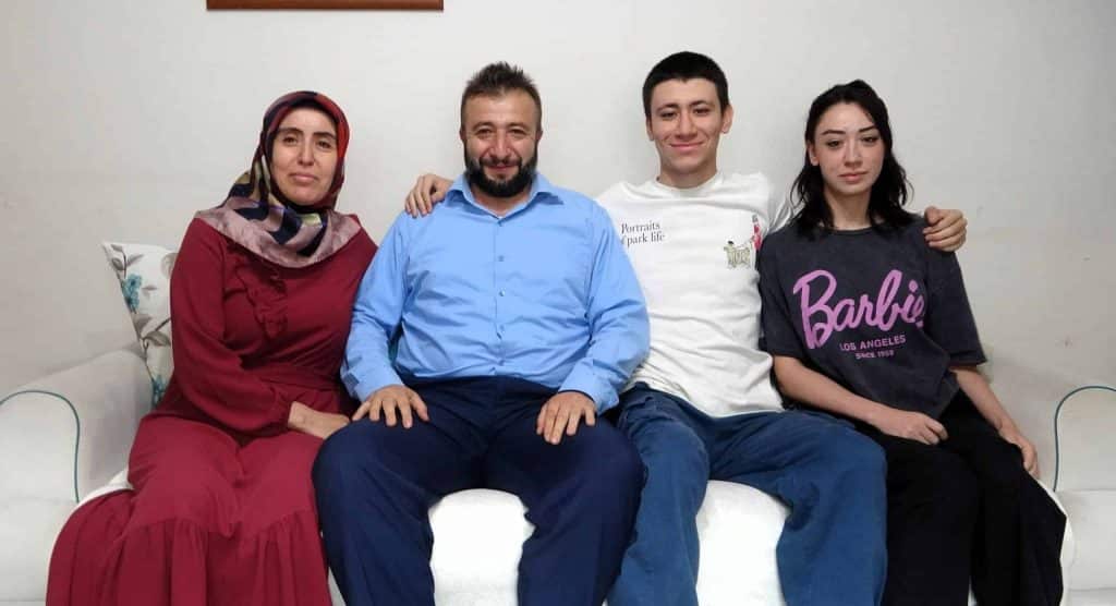 Denizlili Anne-Baba, Ders çalışmaktan Yakınan Çocuklarına İnat Üniversiteli Oldular...