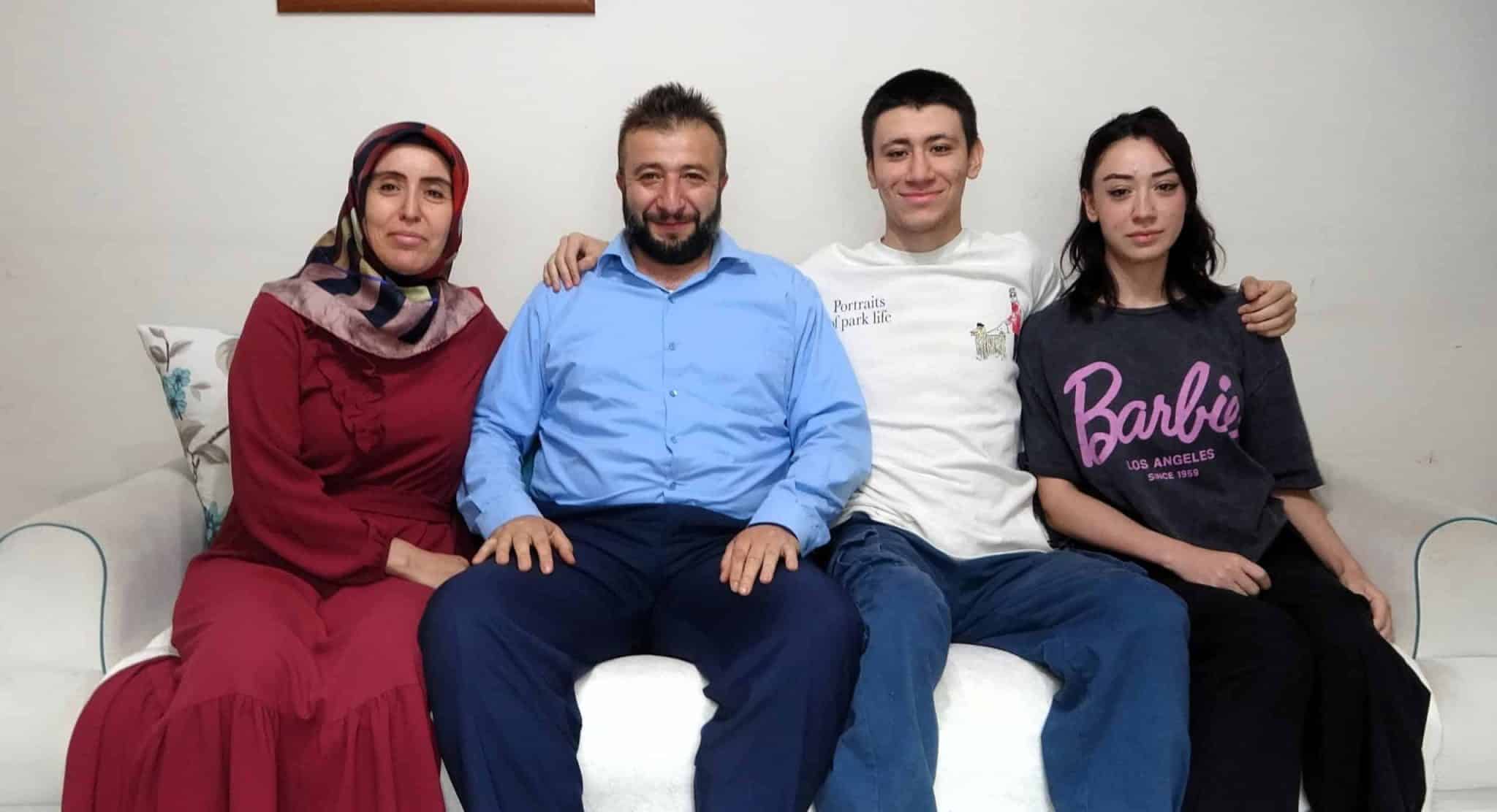 Denizlili Anne-Baba, Ders çalışmaktan Yakınan Çocuklarına İnat Üniversiteli Oldular…