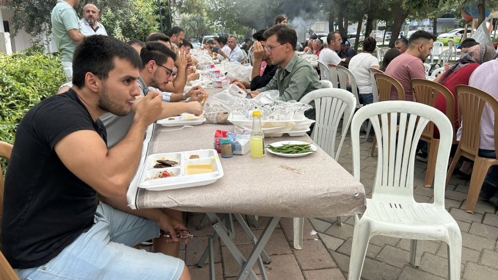 Denizli'de Sıra Dışı Bir Grup: Hadi Bedava Yemeğe... Hem de Köfteli...