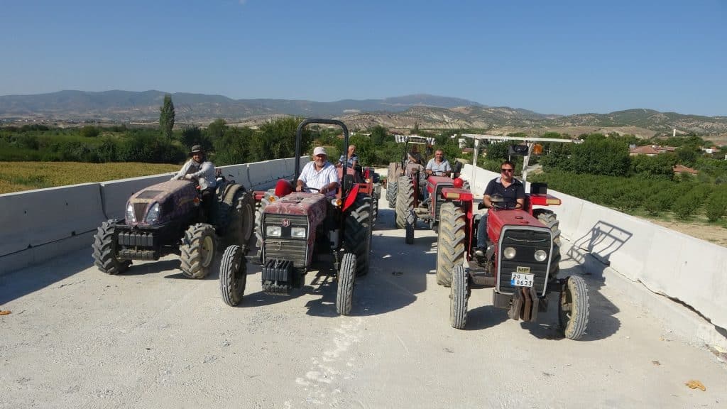 Denizlili Çiftçiler, Tehlikeli Geçidi Traktörleriyle Yol Keserek Protesto Ettiler...
