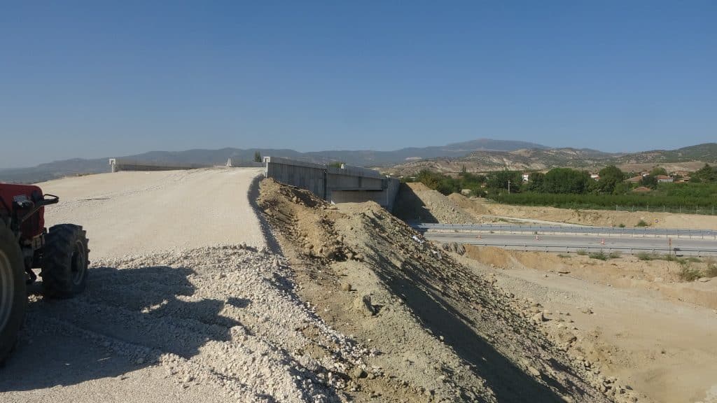 Denizlili Çiftçiler, Tehlikeli Geçidi Traktörleriyle Yol Keserek Protesto Ettiler...