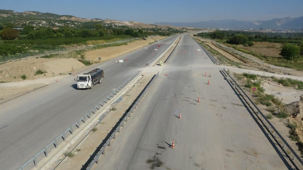 Denizlili Çiftçiler, Tehlikeli Geçidi Traktörleriyle Yol Keserek Protesto Ettiler...