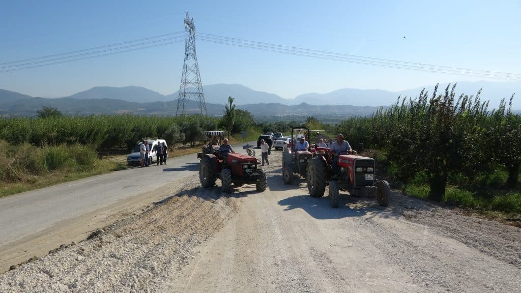 Denizlili Çiftçiler, Tehlikeli Geçidi Traktörleriyle Yol Keserek Protesto Ettiler...