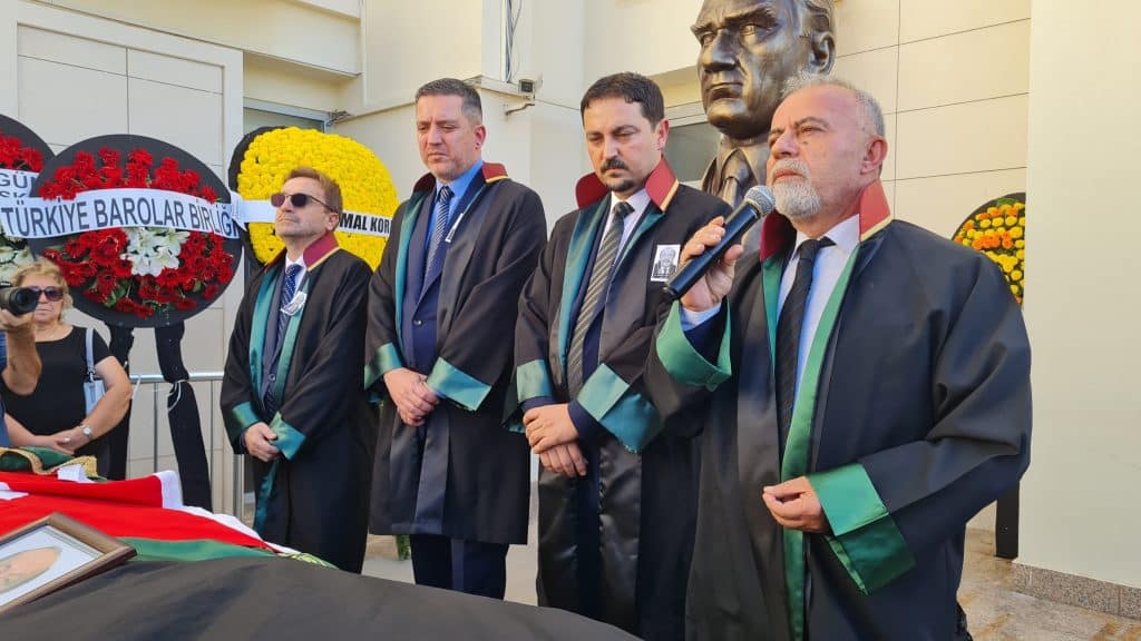 Avukatlar cenaze töreninde tepkilerini dile getirdiler...