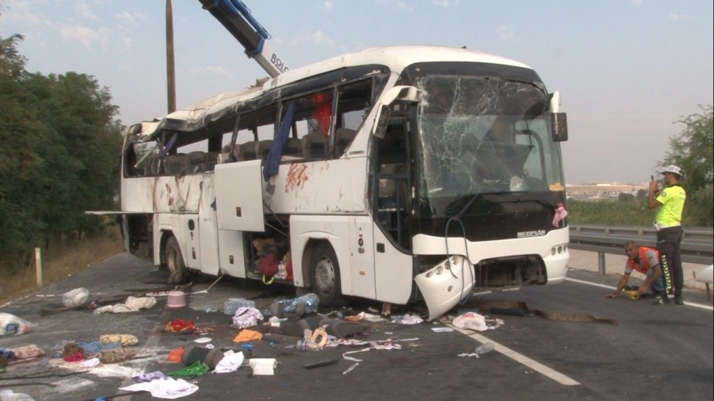 Denizli'de, Kontrolden Çıkan Tır Otobüsü Biçti: 6 Ölü 42 Yaralı...