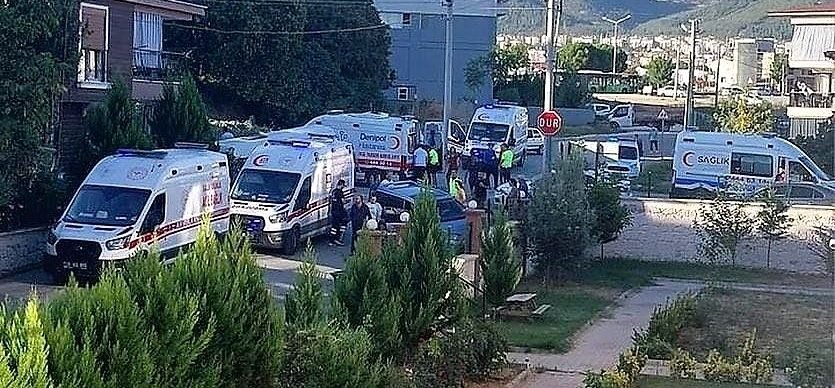 Denizli'de Okul Servisi Kaza Yaptı; 12'si Öğrenci 14 Kişi Yaralandı...