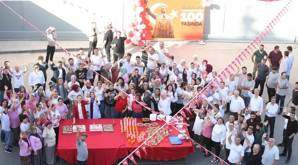 DENİB Başkanı Memişoğlu, Cumhuriyetin 100, Yılını Fabrikasındaki Çalışanlarıyla da Kutladı...