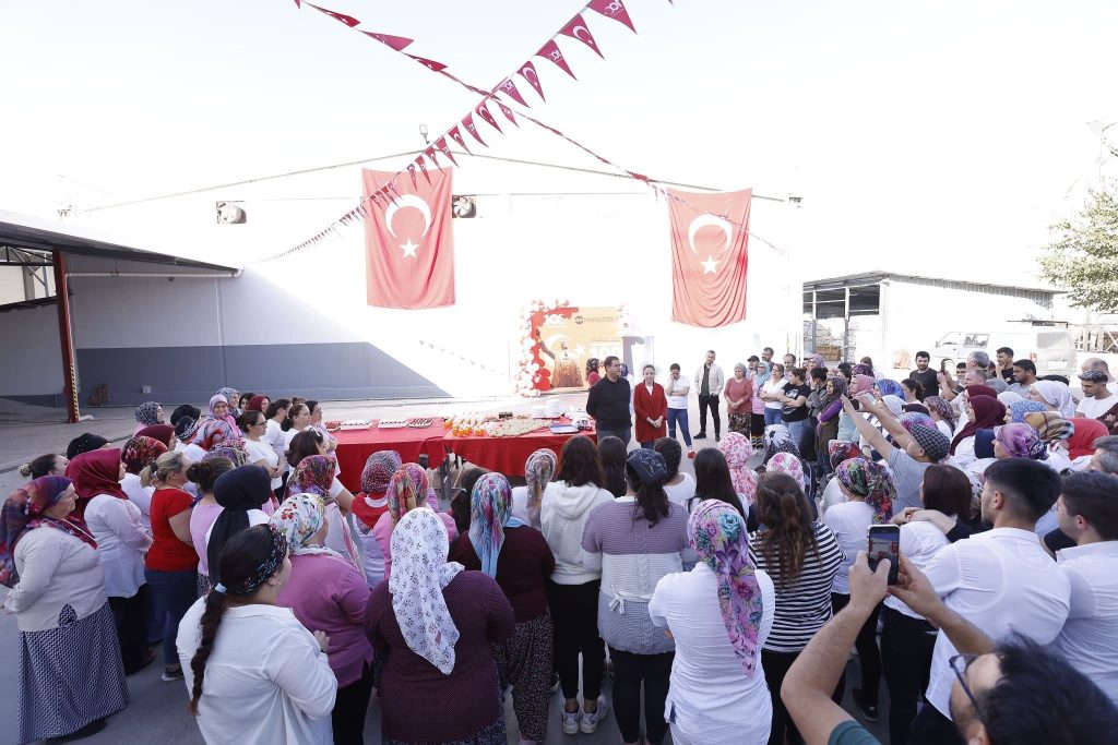 DENİB Başkanı Memişoğlu, Cumhuriyetin 100, Yılını Fabrikasındaki Çalışanlarıyla da Kutladı...