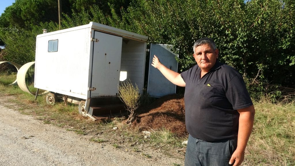 Denizlili Vatandaş, Cenaze Yıkama Aracını Mesken Edindi...