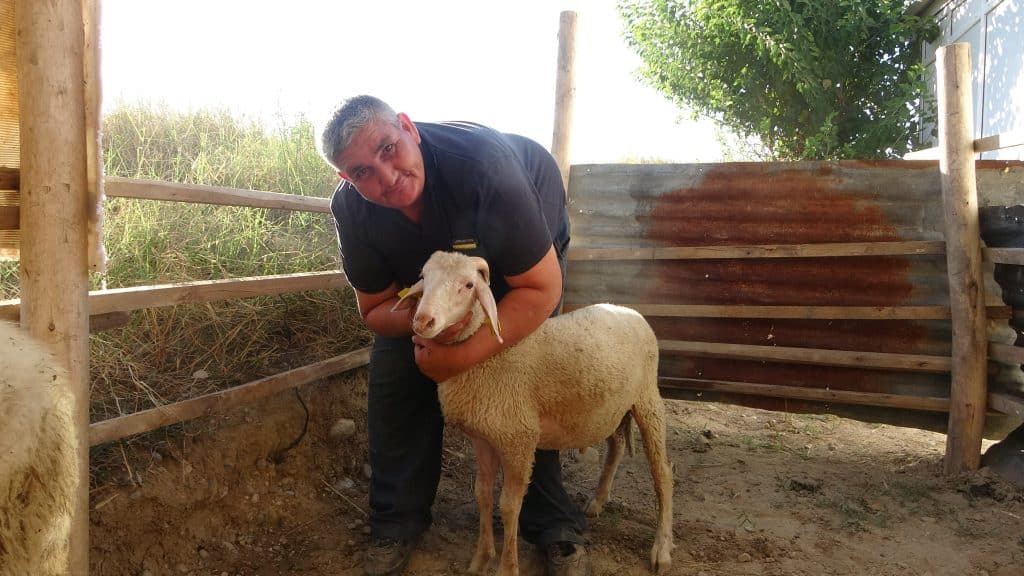 Denizlili Vatandaş, Cenaze Yıkama Aracını Mesken Edindi...