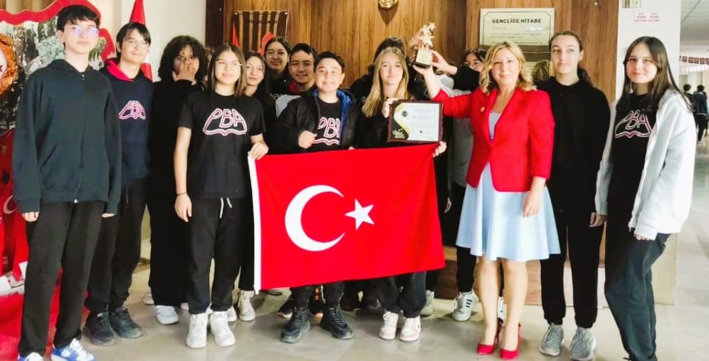 Denizlili Elif Öğretmen, Eğitimin Nobel'i Olarak Bilinen Küresel Öğretmen Ödülünü Aldı...