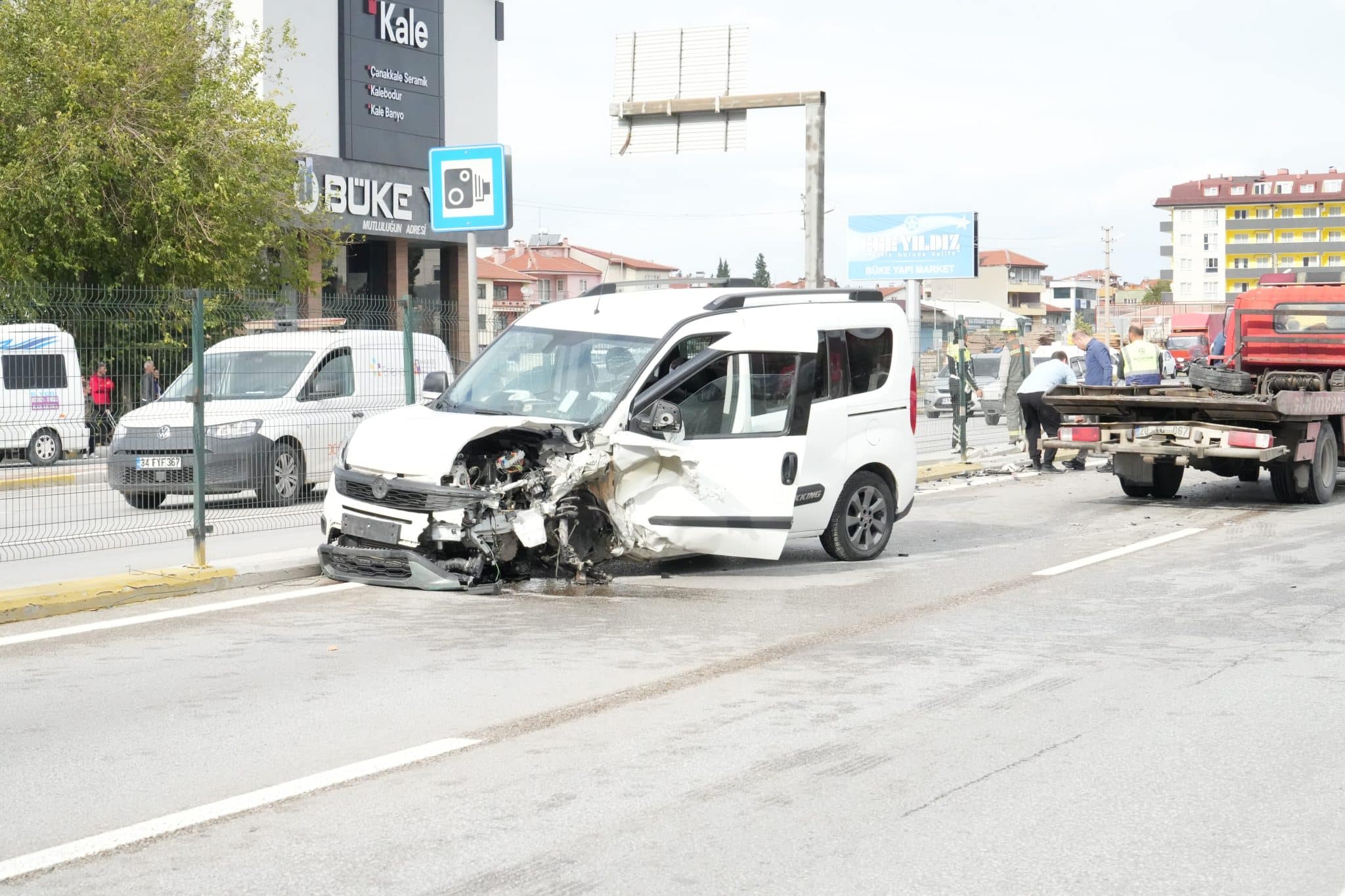 Denizli’de Karşı Şeride Geçen Araç Kazaya Sebep Oldu: 8 Yaralı…