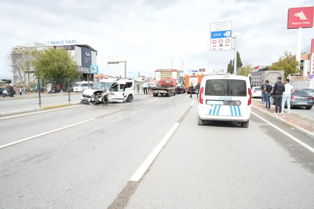 Denizli'de Karşı Şeride Geçen Araç Kazaya Sebep Oldu: 8 Yaralı...