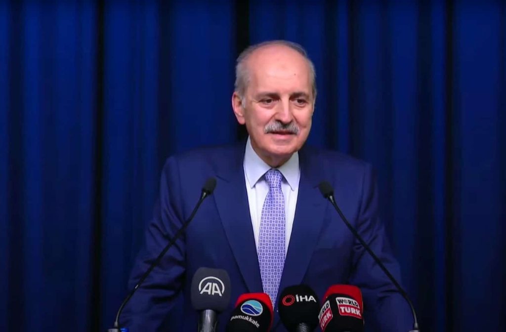 TBMM Başkanı Numan Kurtulmuş, İsrail'in Gazze'ye yönelik saldırılarına ilişkin, “Modern Batı medeniyeti diye gözümüzde büyüttüğümüz ama bütün değerleriyle, kurumlarıyla, kuruluşlarıyla dünyayı uzunca bir süredir yöneten bu zihniyet artık iflas etmiş, çöküşe geçmiş ama çöküşüyle birlikte de insanlığı büyük bir çöküşe doğru sürüklemektedir” dedi.
Pamukkale Üniversitesi'nin (PAÜ) 2023-2024 Akademik Yılı açılışı, Türkiye Büyük Millet Meclisi (TBMM) Başkanı Numan Kurtulmuş’ın da katıldığı törenle gerçekleşti. PAÜ'nün tanıtım videosunun izlenmesinin ardından açılış konuşmasını yapan PAÜ Rektörü Prof. Dr. Ahmet Kutluhan, “Pamukkale Üniversitesi 19 fakültesi, 17 meslek yüksek okulu, 1 yüksek okulu, 45 araştırma merkezi ile 400 profesörü, 150 doçenti, 413 doktor öğretim üyesi, 460 öğretim görevlisi, 792 araştırma görevlisi ve yaklaşık 50 bin öğrenci ile büyük bir üniversitedir. Cumhuriyetimizin 100. yılını uluslararası, ulusal ve bölgesel etkinliklerle kutlamaya devam ediyoruz. Bugüne kadar 68 etkinlik yapıldı. Bunlardan Kırgızistan Oş Üniversitesi ile gerçekleştirdiğimiz 2. Uluslararası Serahsi Sempozyumu, Özbekistan Tarih Kurumu ile yaptığımız tarihçilik çalışması, 6 Şubat 2023 Kahramanmaraş depremleriyle ilgili uluslararası sempozyum bu etkinliklerimizden bazılarıdır. Cumhuriyetimizin 100. yılını kutluyor ve üniversitemizin başarılı bir akademik yıl geçirmesini diliyorum” diye konuştu.
"Bütün dünya artık yeter diyor"
İsrail’in Gazze’ye yönelik saldırılarını kınayan TBMM Başkanı Kurtulmuş ise, İsrail’in Filistin’de çocuklar ve bebekleri öldürdüğünü, Şifa Hastanesi’nin oksijen odasına yapılan bombalı saldırıda 40 bebeğin kuvözlerde ölmesine neden olduğunu söyledi. Başta ileri gelmiş Batı ülkeleri olmak üzere bütün dünyanın bu soykırım niteliğindeki saldırılara sessiz kaldığını ifade eden Kurtulmuş, “Dünyada bazıları birinci sınıf insan, bazıları insan bile değil. Adam öyle demiyor mu 'İnsan bile olmayan hayvanlarla savaşıyoruz' diyor. Aynı şeyi Hitler de onlar için söylüyordu. Modern Batı medeniyeti diye gözünde, gözümüzde büyüttüğümüz ama bütün değerleriyle, kurumlarıyla, kuruluşlarıyla dünyayı uzunca bir süredir yöneten bu zihniyet artık iflas etmiş, çöküşe geçmiş ama çöküşüyle birlikte de insanlığı büyük bir çöküşe doğru sürüklemektedir. Filistin'de zulmeden Netanyahu ve çetesi değildir. Londra'da bir önceki hafta cumartesi günü 300 bin kişi yürümüştü, bu cumartesi ise 1 milyonu aşkın insan yürüdü. Hem de Londra'da bu yürüyüşe karşı, yürüyüşte Filistin bayraklarının taşınmasına karşı yapılan bir sürü baskılara rağmen. Aynı şekilde Almanya'da, Fransa'da, Güney Kore'de, Japonya'da, Amerika'da insanlar 'yeter artık, insanlığın yakasından düşün, biz adalet istiyoruz' diye sokaklara çıkıyorlar. Hatta artık futbol maçlarında ellerinde Filistin bayraklarıyla sahaya çıkan gençleri, o statlardaki on binlerce insan alkışlıyor, tebrik ediyor. Yeni bir dönem, inşallah bir uyanış dönemi olarak ortaya çıkacaktır. Çünkü dünya hem insan eliyle gelen felaketlerin hem de bu felaketlerin nasıl çözülebileceğinin konuşulduğu bu dönemde yeni bir söz ve yeni bir bakış açısına ihtiyaç vardır” dedi.
“İkinci asırda yeni hedefler belirlemeliyiz”
İkinci asrına giren Türkiye Cumhuriyeti'nin çok daha güçlü hale gelmesi için vatandaşların bütün gücüyle çalışması gerektiğine işaret eden Kurtulmuş, sözlerine şöyle devam etti:
“Cumhuriyetimizin birinci asrında nice zorluklardan geçtik, nice güzel günlerimiz oldu, nice kahırlı günlerimiz oldu. Birinci Dünya Savaşı'ndan sonra yıkıntıları yaşadık. İkinci Dünya Savaşı'na girmesek de İkinci Dünya Savaşı'nın getirdiği gerginlikleri, yıkıntıları yaşadık. Her birinizin babaları, dedeleri o günlerdeki yoksullukları, yoksunlukları hatırlıyor. Ama çok şükür şanla, şerefle, birinci yüzyılımızda özgürlük içerisinde, demokrasi içerisinde ve bağımsızlık içerisinde buraya kadar geldik. Şimdi önümüzde yeni hedefler koymamız lazım. Vesayet deyince sadece askeri darbede sokağa çıkartılan tankları, tüfekleri hatırlamayın. Vesayet deyince aynen Batı zihniyetine ve onların emrinde olmamız gerekir diye düşünen birtakım çevrelerin Türkiye'yi engellediği, sivil ve askeri bürokraside Türkiye'nin yürüyüşünün önüne çelmeler taktığı günleri dün gibi hatırlıyoruz. Öğrencilerimize mühendislik fakültesinde mühendislik bilgilerini öğreteceğimiz gibi, Cumhuriyetimizin ilk yüzyılında ne zorluklarla teknolojik başarılar elde ettiğimizi de öğretmemiz gerekiyor. Dolayısıyla şunu söylemek istiyorum. Özgüvenimiz çok güçlü ve artık Allah'a çok şükür vesayet odaklarının Türkiye'de yapabilecek hiçbir şeyi yoktur. İç ve dış vesayet odakları Allah'ın izniyle geçtiğimiz dönemde büyük şekilde gerilemiştir. Hele hele Türkiye'nin iç vesayet odaklarının tamamen tarihin çöplüğüne atıldığını açıklıkla söyleyebiliriz. Önümüzde mücadele edebileceğimiz, Cumhuriyetimizin başlangıcından bugüne kadar bize gelen tam bağımsız, mandacılığa karşı çıkan Türkiye hedefini önlemeye çalışan dış vesayet odaklarıyla da mücadele etme vakti şimdidir. Bunun için mücadele edeceğiz. Mücadele sözle, lafla olmaz. Mücadele, gayretle çalışarak, çabalayarak olur. Biz gayret edeceğiz. Üniversitelerimizin her birisini, alanında yarışabilen fakülteleriyle dünyanın lider kurumları haline getireceğiz."
Konuşmaların ardından Meclis Başkanı Kurtulmuş ve Rektör Kutluhan, Teknofest’te projeleriyle dereceye giren öğrencilerin projelerini inceledi. Öğrencileri tebrik eden Kurtulmuş, onlara çeşitli hediyeler ve plaket takdim etti.
PAÜ Prof. Dr. Hüseyin Yılmaz Kongre ve Kültür Merkezi’nde düzenlenen programa Meclis Başkanı Numan Kurtulmuş'un yanı sıra Vali Ömer Faruk Coşkun, Denizli Büyükşehir Belediye Başkanı Osman Zolan, PAÜ Rektörü Prof. Dr. Ahmet Kutluhan, Pamukkale Belediye Başkanı Avni Örki, Denizli Ticaret Odası Başkanı Uğur Erdoğan, bazı protokol üyeleri, akademisyenler ve öğrenciler katıldı.