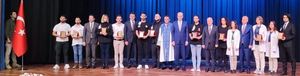 TBMM Başkanı Numan Kurtulmuş, İsrail'in Gazze'ye yönelik saldırılarına ilişkin, “Modern Batı medeniyeti diye gözümüzde büyüttüğümüz ama bütün değerleriyle, kurumlarıyla, kuruluşlarıyla dünyayı uzunca bir süredir yöneten bu zihniyet artık iflas etmiş, çöküşe geçmiş ama çöküşüyle birlikte de insanlığı büyük bir çöküşe doğru sürüklemektedir” dedi.
Pamukkale Üniversitesi'nin (PAÜ) 2023-2024 Akademik Yılı açılışı, Türkiye Büyük Millet Meclisi (TBMM) Başkanı Numan Kurtulmuş’ın da katıldığı törenle gerçekleşti. PAÜ'nün tanıtım videosunun izlenmesinin ardından açılış konuşmasını yapan PAÜ Rektörü Prof. Dr. Ahmet Kutluhan, “Pamukkale Üniversitesi 19 fakültesi, 17 meslek yüksek okulu, 1 yüksek okulu, 45 araştırma merkezi ile 400 profesörü, 150 doçenti, 413 doktor öğretim üyesi, 460 öğretim görevlisi, 792 araştırma görevlisi ve yaklaşık 50 bin öğrenci ile büyük bir üniversitedir. Cumhuriyetimizin 100. yılını uluslararası, ulusal ve bölgesel etkinliklerle kutlamaya devam ediyoruz. Bugüne kadar 68 etkinlik yapıldı. Bunlardan Kırgızistan Oş Üniversitesi ile gerçekleştirdiğimiz 2. Uluslararası Serahsi Sempozyumu, Özbekistan Tarih Kurumu ile yaptığımız tarihçilik çalışması, 6 Şubat 2023 Kahramanmaraş depremleriyle ilgili uluslararası sempozyum bu etkinliklerimizden bazılarıdır. Cumhuriyetimizin 100. yılını kutluyor ve üniversitemizin başarılı bir akademik yıl geçirmesini diliyorum” diye konuştu.
"Bütün dünya artık yeter diyor"
İsrail’in Gazze’ye yönelik saldırılarını kınayan TBMM Başkanı Kurtulmuş ise, İsrail’in Filistin’de çocuklar ve bebekleri öldürdüğünü, Şifa Hastanesi’nin oksijen odasına yapılan bombalı saldırıda 40 bebeğin kuvözlerde ölmesine neden olduğunu söyledi. Başta ileri gelmiş Batı ülkeleri olmak üzere bütün dünyanın bu soykırım niteliğindeki saldırılara sessiz kaldığını ifade eden Kurtulmuş, “Dünyada bazıları birinci sınıf insan, bazıları insan bile değil. Adam öyle demiyor mu 'İnsan bile olmayan hayvanlarla savaşıyoruz' diyor. Aynı şeyi Hitler de onlar için söylüyordu. Modern Batı medeniyeti diye gözünde, gözümüzde büyüttüğümüz ama bütün değerleriyle, kurumlarıyla, kuruluşlarıyla dünyayı uzunca bir süredir yöneten bu zihniyet artık iflas etmiş, çöküşe geçmiş ama çöküşüyle birlikte de insanlığı büyük bir çöküşe doğru sürüklemektedir. Filistin'de zulmeden Netanyahu ve çetesi değildir. Londra'da bir önceki hafta cumartesi günü 300 bin kişi yürümüştü, bu cumartesi ise 1 milyonu aşkın insan yürüdü. Hem de Londra'da bu yürüyüşe karşı, yürüyüşte Filistin bayraklarının taşınmasına karşı yapılan bir sürü baskılara rağmen. Aynı şekilde Almanya'da, Fransa'da, Güney Kore'de, Japonya'da, Amerika'da insanlar 'yeter artık, insanlığın yakasından düşün, biz adalet istiyoruz' diye sokaklara çıkıyorlar. Hatta artık futbol maçlarında ellerinde Filistin bayraklarıyla sahaya çıkan gençleri, o statlardaki on binlerce insan alkışlıyor, tebrik ediyor. Yeni bir dönem, inşallah bir uyanış dönemi olarak ortaya çıkacaktır. Çünkü dünya hem insan eliyle gelen felaketlerin hem de bu felaketlerin nasıl çözülebileceğinin konuşulduğu bu dönemde yeni bir söz ve yeni bir bakış açısına ihtiyaç vardır” dedi.
“İkinci asırda yeni hedefler belirlemeliyiz”
İkinci asrına giren Türkiye Cumhuriyeti'nin çok daha güçlü hale gelmesi için vatandaşların bütün gücüyle çalışması gerektiğine işaret eden Kurtulmuş, sözlerine şöyle devam etti:
“Cumhuriyetimizin birinci asrında nice zorluklardan geçtik, nice güzel günlerimiz oldu, nice kahırlı günlerimiz oldu. Birinci Dünya Savaşı'ndan sonra yıkıntıları yaşadık. İkinci Dünya Savaşı'na girmesek de İkinci Dünya Savaşı'nın getirdiği gerginlikleri, yıkıntıları yaşadık. Her birinizin babaları, dedeleri o günlerdeki yoksullukları, yoksunlukları hatırlıyor. Ama çok şükür şanla, şerefle, birinci yüzyılımızda özgürlük içerisinde, demokrasi içerisinde ve bağımsızlık içerisinde buraya kadar geldik. Şimdi önümüzde yeni hedefler koymamız lazım. Vesayet deyince sadece askeri darbede sokağa çıkartılan tankları, tüfekleri hatırlamayın. Vesayet deyince aynen Batı zihniyetine ve onların emrinde olmamız gerekir diye düşünen birtakım çevrelerin Türkiye'yi engellediği, sivil ve askeri bürokraside Türkiye'nin yürüyüşünün önüne çelmeler taktığı günleri dün gibi hatırlıyoruz. Öğrencilerimize mühendislik fakültesinde mühendislik bilgilerini öğreteceğimiz gibi, Cumhuriyetimizin ilk yüzyılında ne zorluklarla teknolojik başarılar elde ettiğimizi de öğretmemiz gerekiyor. Dolayısıyla şunu söylemek istiyorum. Özgüvenimiz çok güçlü ve artık Allah'a çok şükür vesayet odaklarının Türkiye'de yapabilecek hiçbir şeyi yoktur. İç ve dış vesayet odakları Allah'ın izniyle geçtiğimiz dönemde büyük şekilde gerilemiştir. Hele hele Türkiye'nin iç vesayet odaklarının tamamen tarihin çöplüğüne atıldığını açıklıkla söyleyebiliriz. Önümüzde mücadele edebileceğimiz, Cumhuriyetimizin başlangıcından bugüne kadar bize gelen tam bağımsız, mandacılığa karşı çıkan Türkiye hedefini önlemeye çalışan dış vesayet odaklarıyla da mücadele etme vakti şimdidir. Bunun için mücadele edeceğiz. Mücadele sözle, lafla olmaz. Mücadele, gayretle çalışarak, çabalayarak olur. Biz gayret edeceğiz. Üniversitelerimizin her birisini, alanında yarışabilen fakülteleriyle dünyanın lider kurumları haline getireceğiz."
Konuşmaların ardından Meclis Başkanı Kurtulmuş ve Rektör Kutluhan, Teknofest’te projeleriyle dereceye giren öğrencilerin projelerini inceledi. Öğrencileri tebrik eden Kurtulmuş, onlara çeşitli hediyeler ve plaket takdim etti.
PAÜ Prof. Dr. Hüseyin Yılmaz Kongre ve Kültür Merkezi’nde düzenlenen programa Meclis Başkanı Numan Kurtulmuş'un yanı sıra Vali Ömer Faruk Coşkun, Denizli Büyükşehir Belediye Başkanı Osman Zolan, PAÜ Rektörü Prof. Dr. Ahmet Kutluhan, Pamukkale Belediye Başkanı Avni Örki, Denizli Ticaret Odası Başkanı Uğur Erdoğan, bazı protokol üyeleri, akademisyenler ve öğrenciler katıldı.