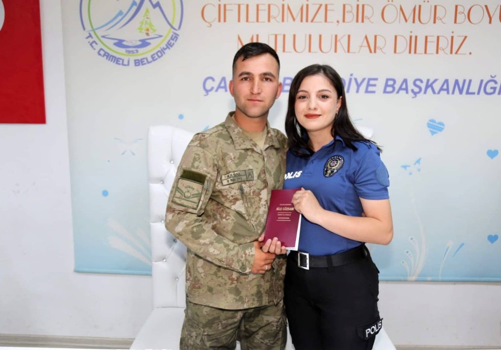 Üniformalı Nikah Yüzünden Görevden Alınmıştı...