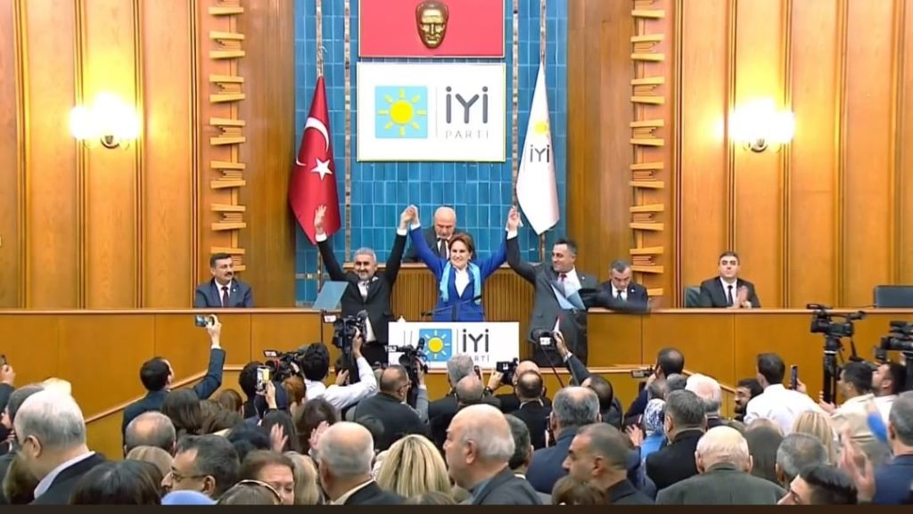 Akşener, Denizli’nin 2 İlçesi’nin Başkan Adaylarını Kürsüde Açıkladı…