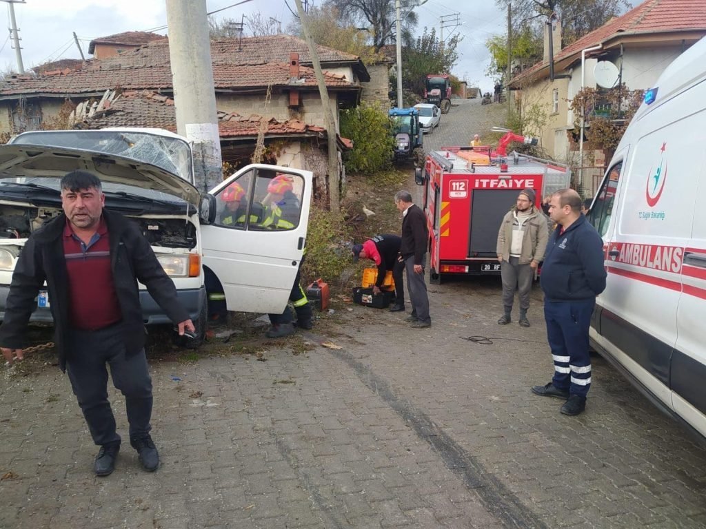 Denizli'de Kamyonet Direğe Çarptı: 1 Ölü 1 Yaralı...
