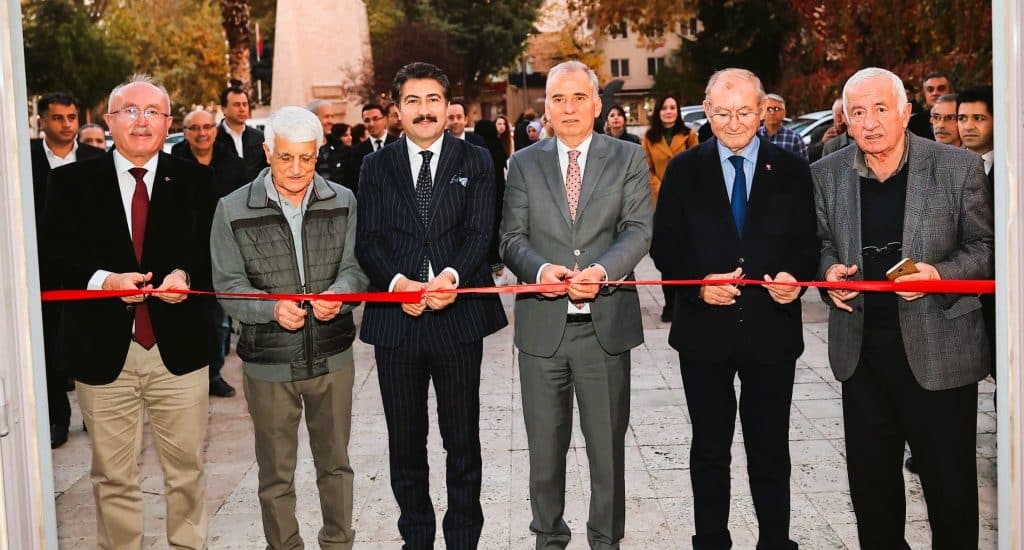 Dünyanın En Minik Dokuma Tezgahları Bu Sergide...