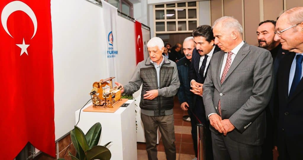 Dünyanın En Minik Dokuma Tezgahları Bu Sergide...