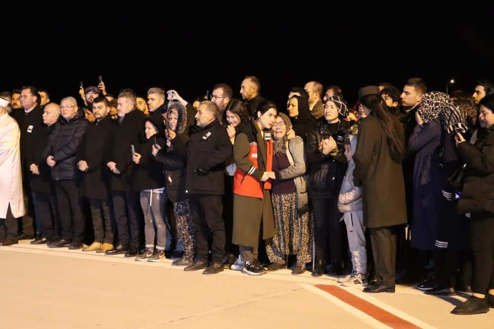 ŞEHİDİMİZİ HAVA ALANINDA  KALABALIK VATANDAŞ TOPLULUĞU, PROTOKOL ÜYELERİ VE YAKINLARI KARŞILADI...