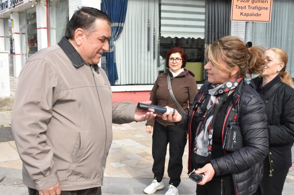 Vaat Değil, İcraat, Dedi ve Belediyenin Dağıtmadığı Çöp Poşetini Ertemur Dağıttı…