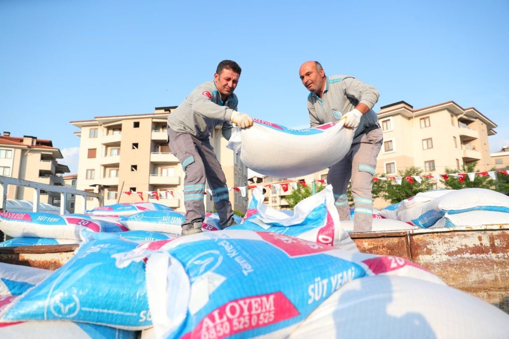 Merkezefendi Belediyesi 100 Ton Gübre ve 100 Ton Yem Desteğini Sürdürüyor...