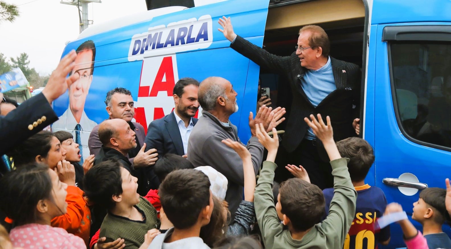 Pekdemir, Hizmet Yağdırdığı Kırsal Mahallerde Davulla Zurnayla Karşılandı…