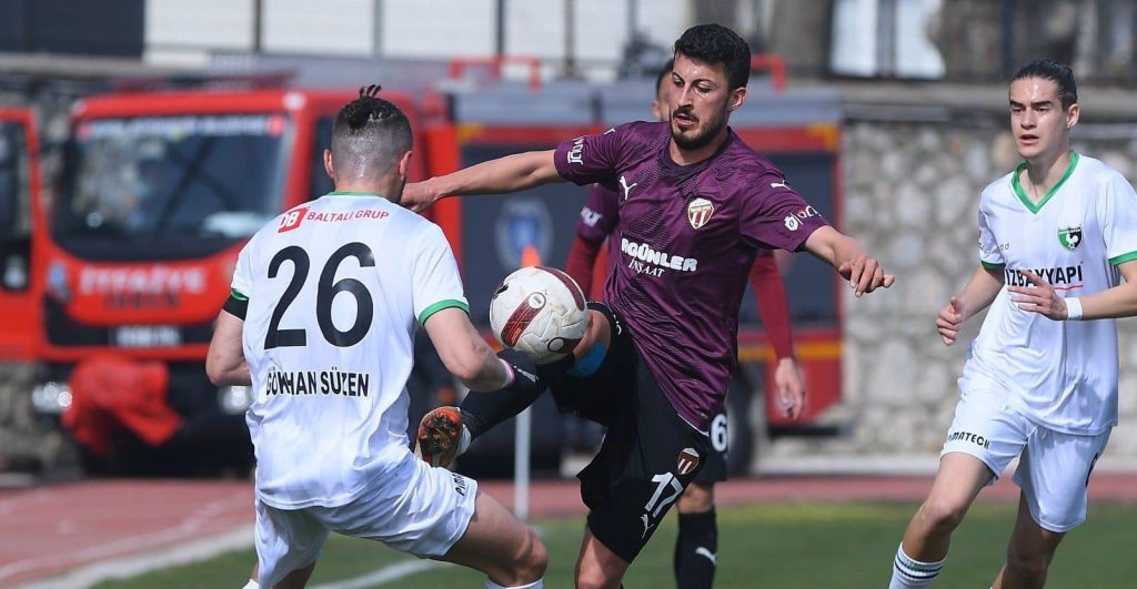 TFF 2. Lig Kırmızı Grup'un 27. haftasında İnegölspor, sahasında karşılaştığı Denizlispor'u 4-0 mağlup etti. Hakemler: Semih Kurt, Cankut Gönenç, Tuncay Ercan İnegölspor: Bekir Sevgi, Muhammed Samed Karakoç (Muhammet Berkay Tekke dk. 76), Nadir Çiftçi, Furkan Özyapı (Erkan Arda Çağdaş dk. 61), Serhat Baştan (Berat Tosun dk. 76) Yusuf Kocatürk, Ahmet Hakan Şahin (Bilal Gündoğdu dk. 61), Orhan Aktaş, Uğur Utlu, Ferhat Görgülü (Tuğbey Akgün dk. 82), Ömer Gür Denizlispor: Abdulkadir Sünger, Emre Yıldırım, Muhammet Özkal, Emirhan Kaşcıoğlu (Deniz Kodal dk. 46) Mehmet Eren Sıngın (Oğuzhan Sarı dk. 61), Samet Emre Gündüz, Bekir Turaç Böke, Oktay Kısaoğlu (Ramazan Karakurt dk. 76), Gökhan Süzen, Emre Sağlık, Mustafa Kaçan (Alaattin Öner dk. 46) Goller: Furkan Özyapı (dk. 2, 19 ve 56), Ahmet Hakan Şahin (dk. 53) (İnegölspor) Sarı kartlar: Mehmet Eren Sıngın, Emre Yıldırım, Samet Emre Gündüz, Muhammet Özkal (Denizlispor)