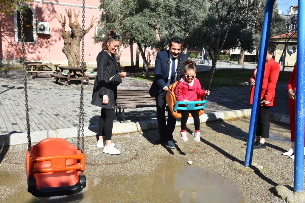 Ertemur: Çocuklarımızı Çamurlu Parklardan Oynamak Zorunda Kalmayacak...