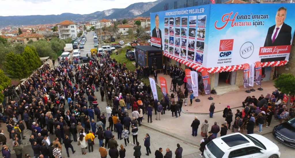 Başkan Kepenek, Seçim Koordinasyon Merkezi Açılışını, Miting Havasında Yaptı...