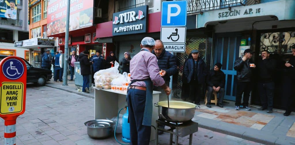 Gençler, sabaha karşı kuyrukta et almak için bekleyen vatandaşlara çorba ikram etti. Kuyruktakiler şaşkınlığını gizleyemedi. Bir kase sıcak çorbayla içi ısınan vatandaşlar CHP’li gençlere teşekkür ettiler.