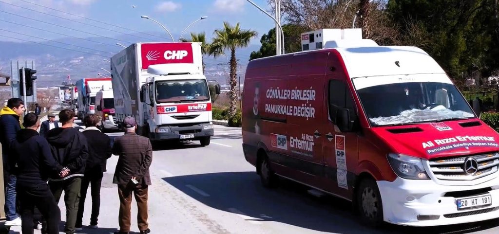 Ertemur’dan Sıra Dışı Tanıtım: Projelerini Tırlarla Pamukkale’ye Gösterdi…