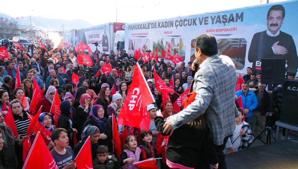 Cumhuriyet Halk Partisi (CHP) Pamukkale Belediye Başkan Adayı Ali Rıza Ertemur, halk buluşmasında başkan gibi karşılandı.