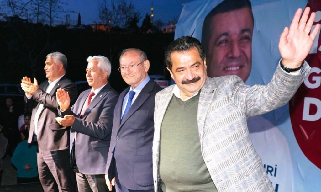 Cumhuriyet Halk Partisi (CHP) Pamukkale Belediye Başkan Adayı Ali Rıza Ertemur, halk buluşmasında başkan gibi karşılandı.