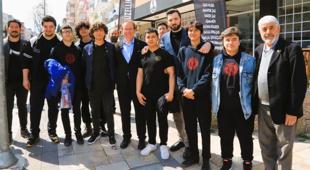 Genç Seçmen Pekdemir’e Böyle Seslendi: İlk Oyum Size Halil Başkanım…
